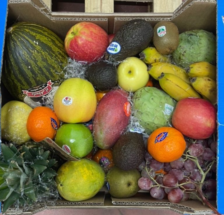 Descubre los productos locales que utilizamos. Caja de frutas Adamo