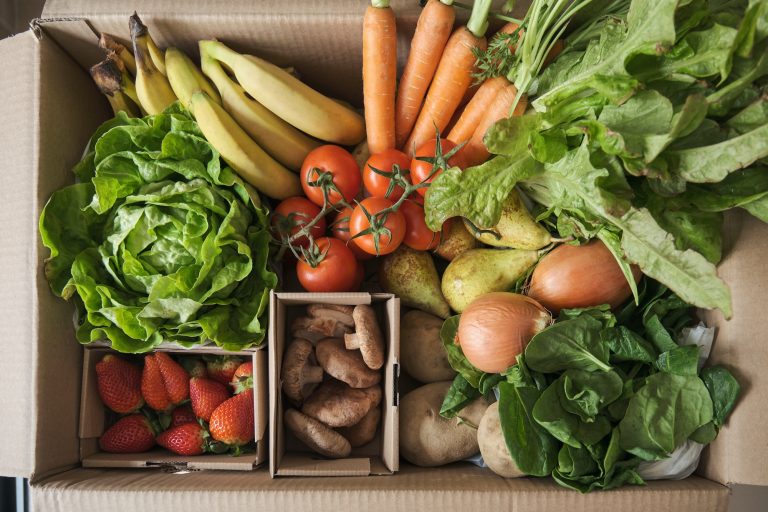 Caja de cartón para reparto de frutas y verduras.