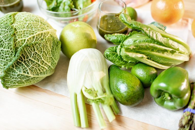 Verduras verdes en la mesa